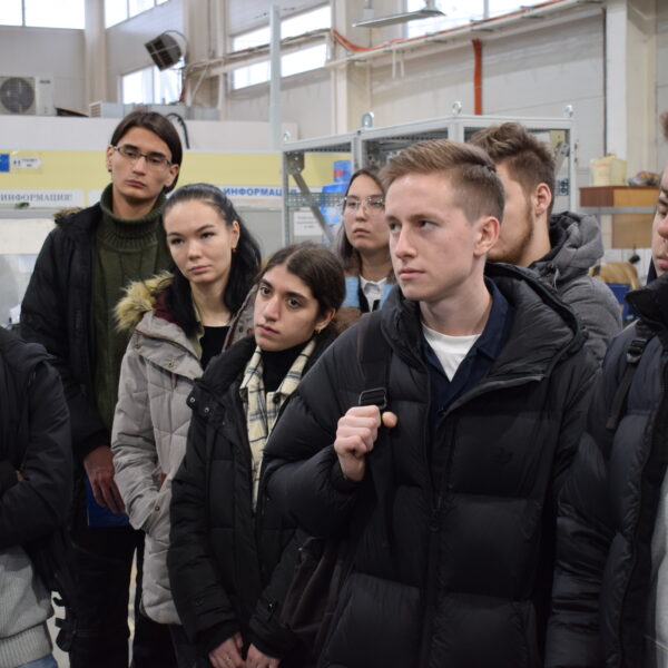 Студенты ГУАП и ЛЭТИ экскурсия проекта "Твой первый шаг в карьере" на производственную площадку Вест-Инжиниринг 22.12.2022